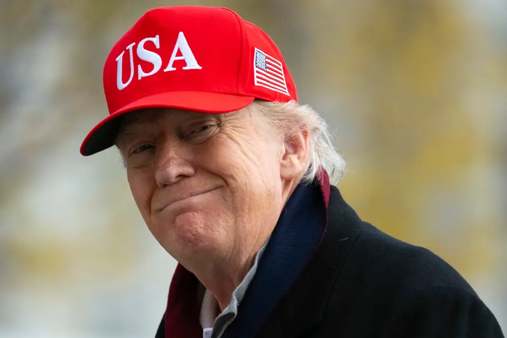 دونالد ترامپ در ۲۲ نوامبر ۲۰۲۵ بر روی لَنۀ جنوبی کاخ سفید در واشنگتن، دی.سی. حضور دارد.