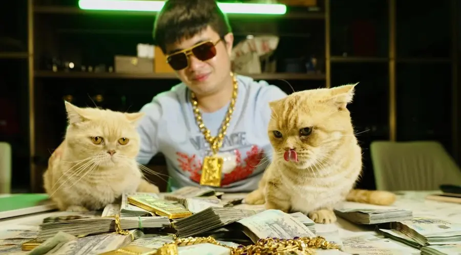 آقای پیپس، که اکنون با اتهام تقلب مواجه است، ثروت خود را در شبکه‌های اجتماعی به نمایش می‌گذارد