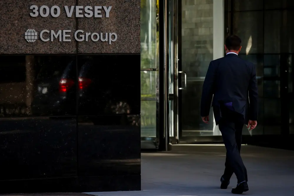 مردی وارد دفاتر گروه CME در نیویورک می‌شود