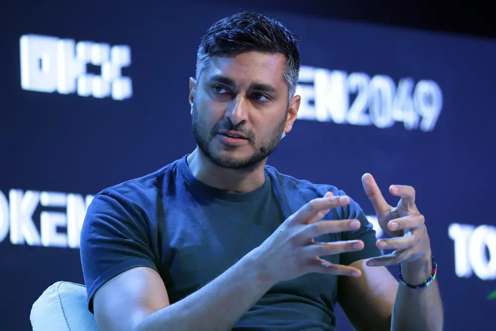 آرجون سِتی در صحنه‌ای در سنگاپور