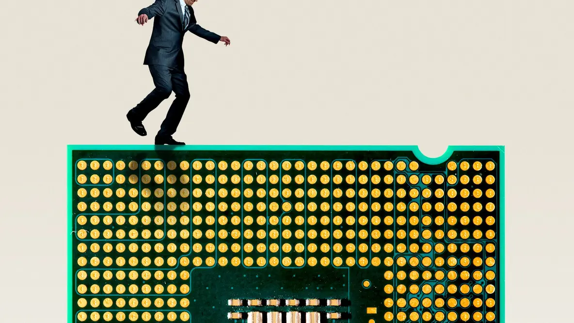 تصویری از مردی که بر روی یک تراشه بزرگ با طناب راه می‌رود. 