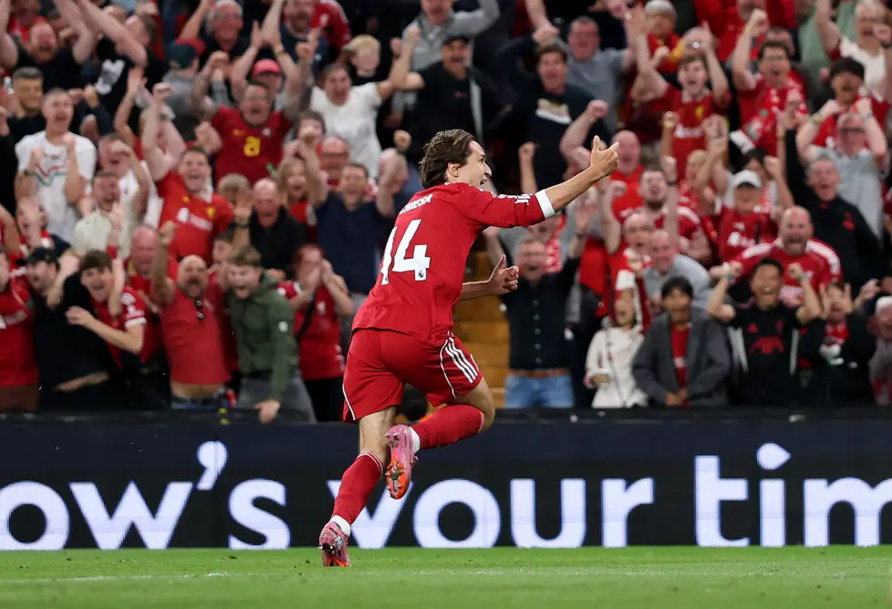 لیورپول، انگلستان - ۱۵ آگوست: بازیکن ملی‌پذیر ایتالیا، فدریکو چیزا (از لیورپول) با گل زدن سوم تیم خود در مسابقه لیگ برتر بین لیورپول و بورنموث در آنفیلد، ۱۵ آگوست ۲۰۲۵ در لیورپول، انگلستان جشن می‌گیرد. (عکس توسط مایکل استیل/گتی ایمیجز)